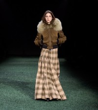 Model in Cropped-Parka aus Satin in der Farbe Bison mit Lammfellbesatz