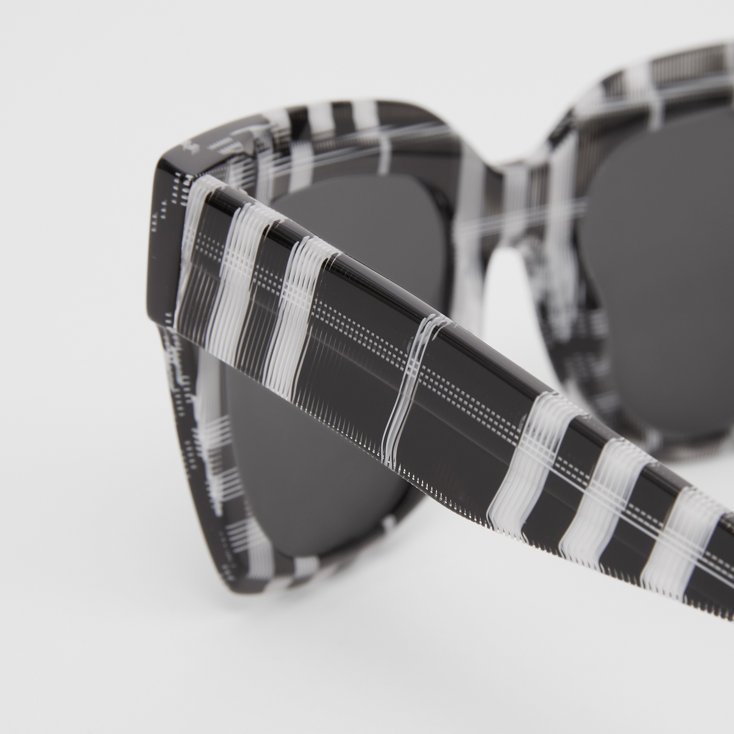 Eckige Sonnenbrille aus Bio-Acetat in Karo-Optik (Schwarz/weiß) - Damen | Burberry® - 2