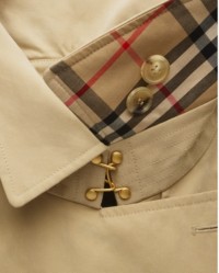 Nahaufnahme des Haken- und Ösenverschlusses am Kragen des Burberry-Trenchcoats 