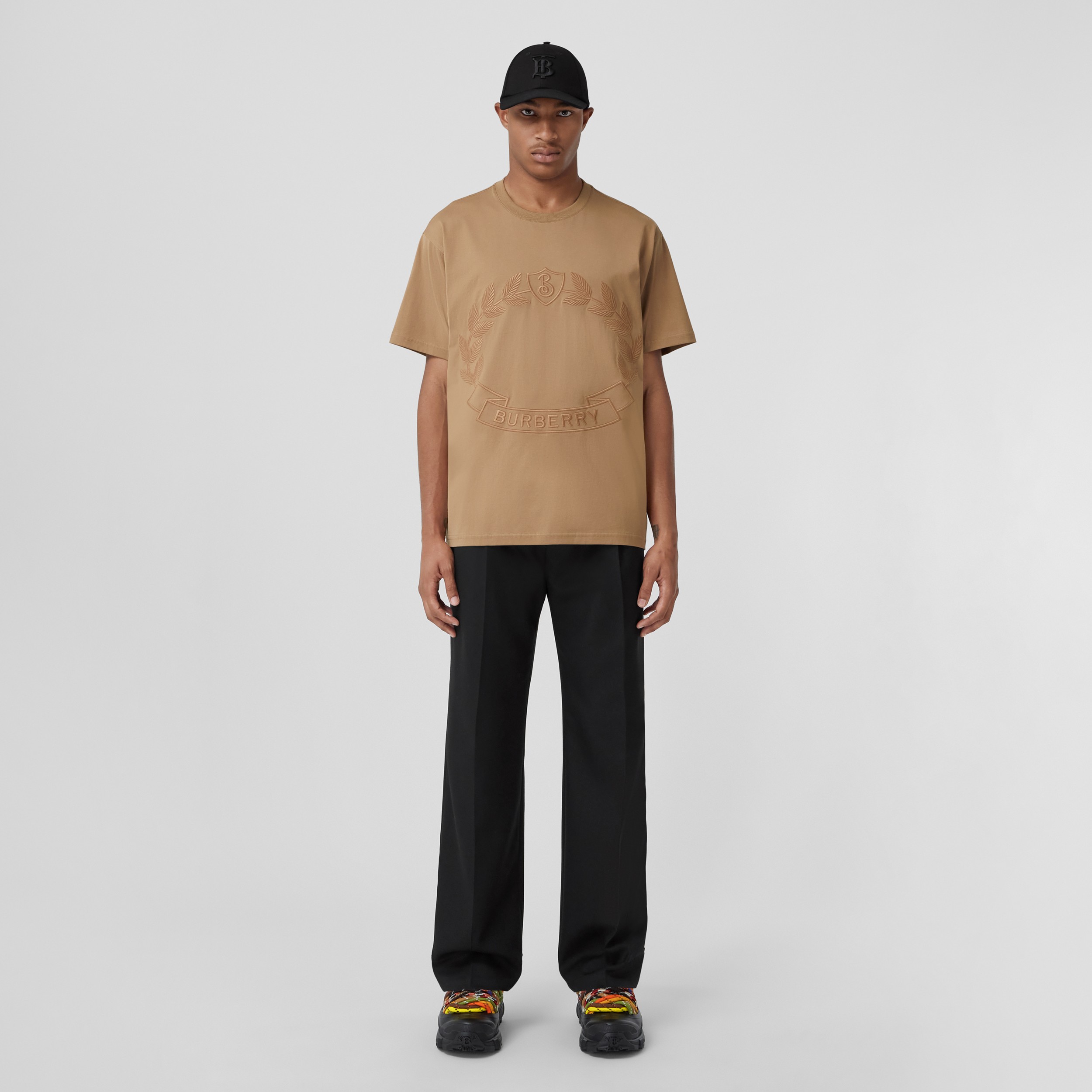T-shirt en coton à écusson feuille de chêne (Camel) - Homme | Site officiel Burberry® - 1