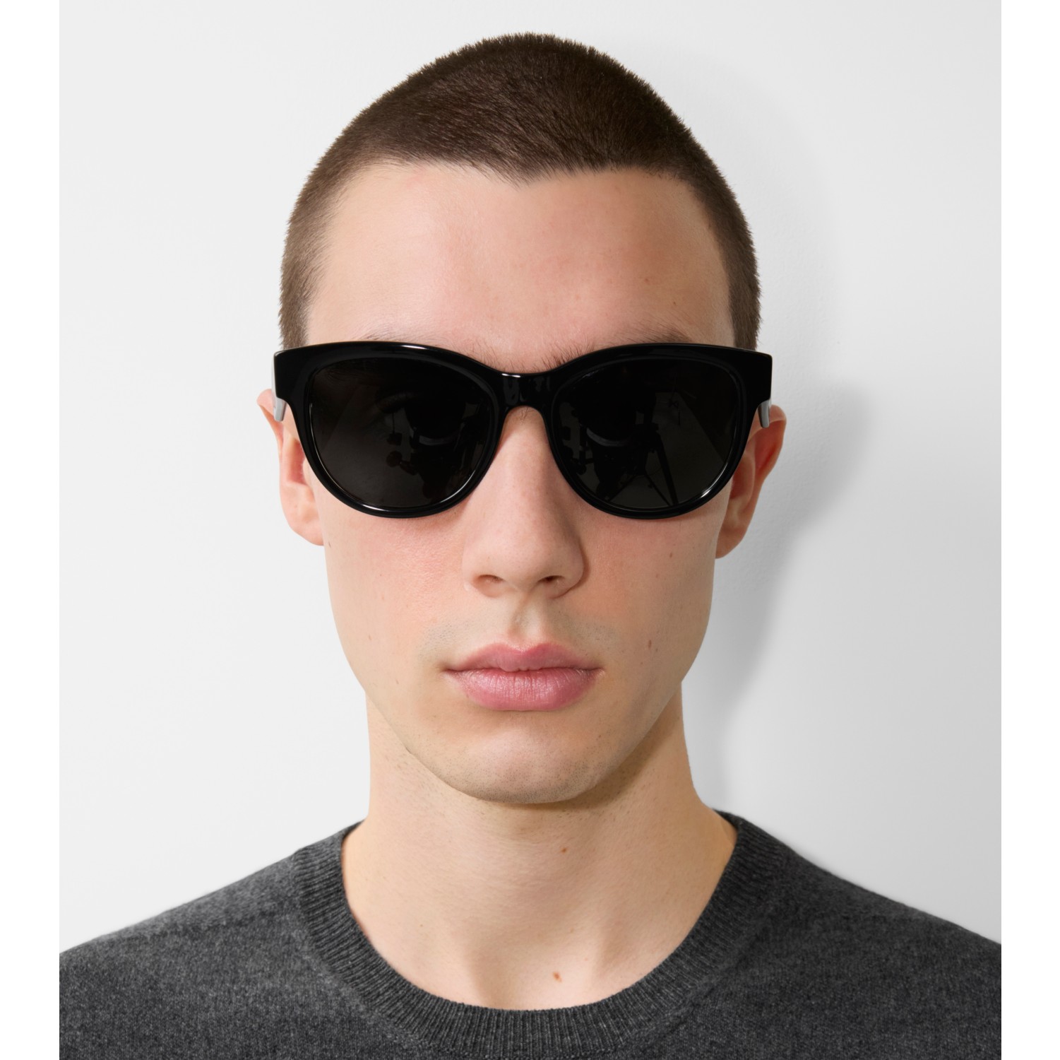 Sonnenbrille mit runder Fassung und Karodetail