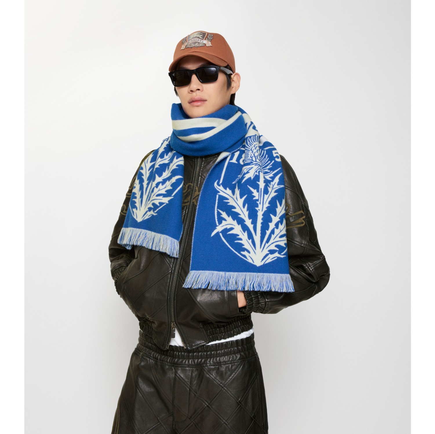 Wollschal mit Distelwappen