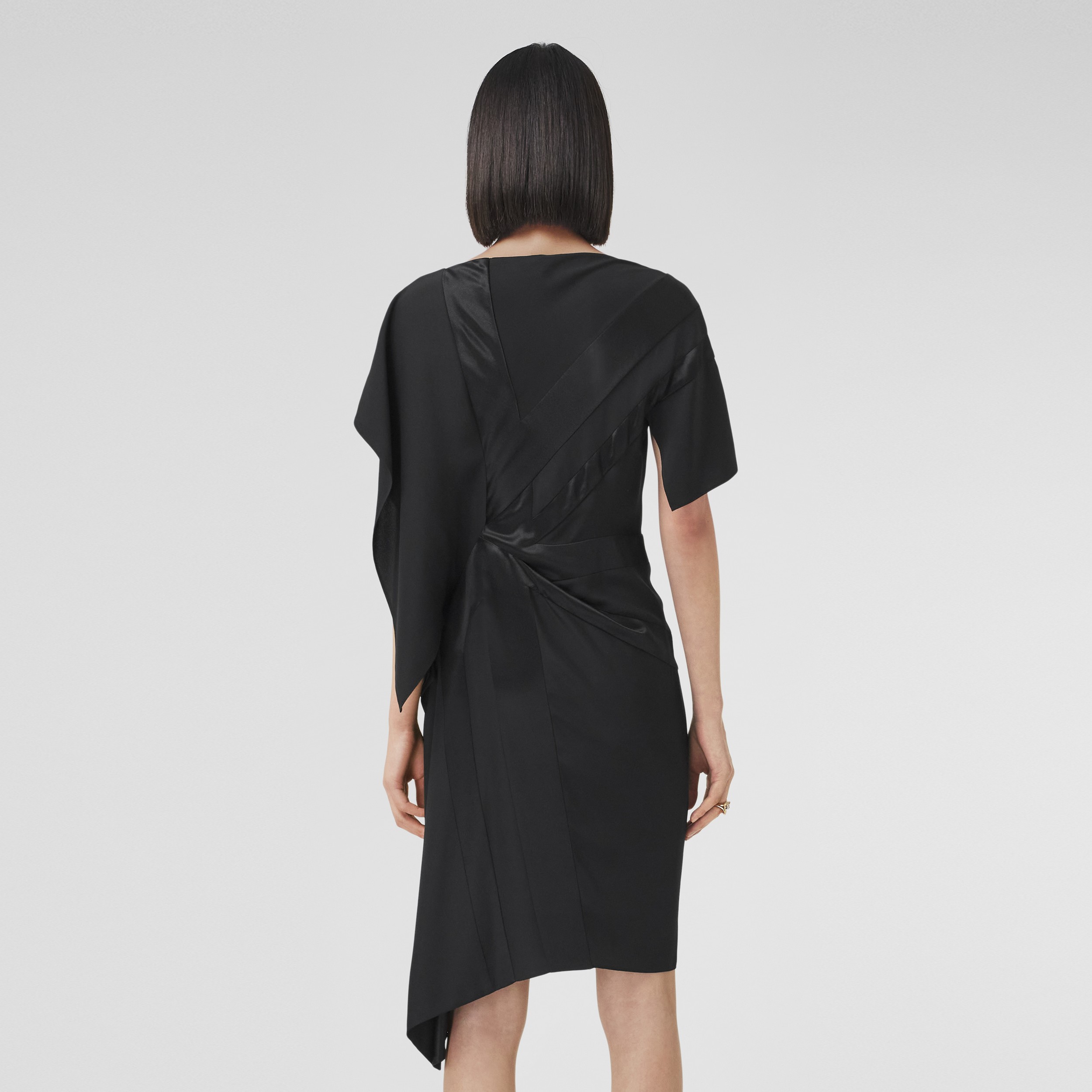 Vestido asimétrico en seda con motivo de bandera en intarsia (Negro) - Mujer | Burberry® oficial - 3