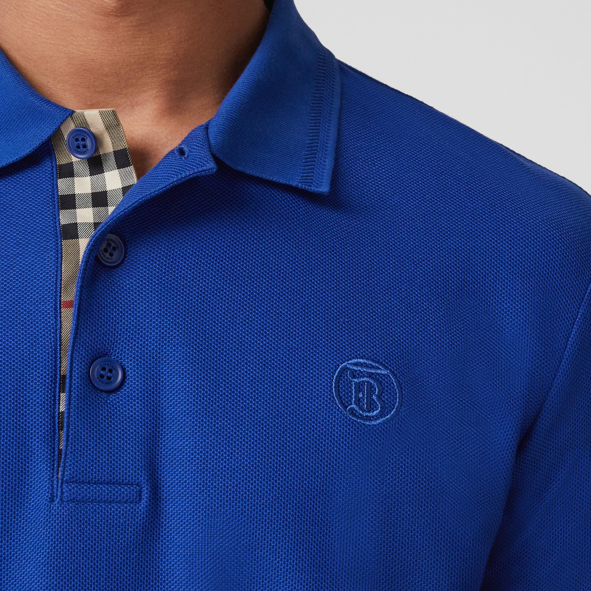 Camisa polo de algodão piquê com monograma (Azul Royal Profundo) - Homens | Burberry® oficial - 2