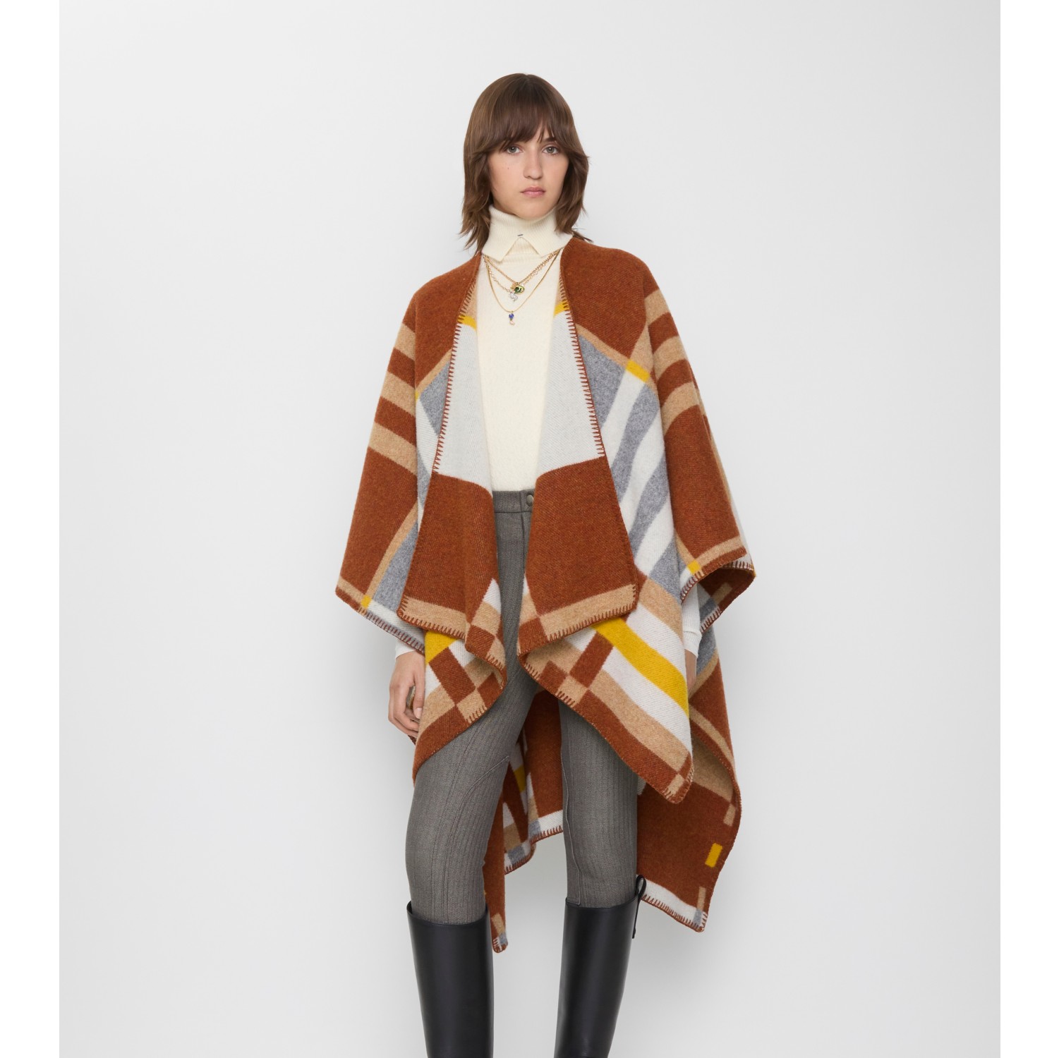 Wollcape in Check im Colour-Blocking-Design