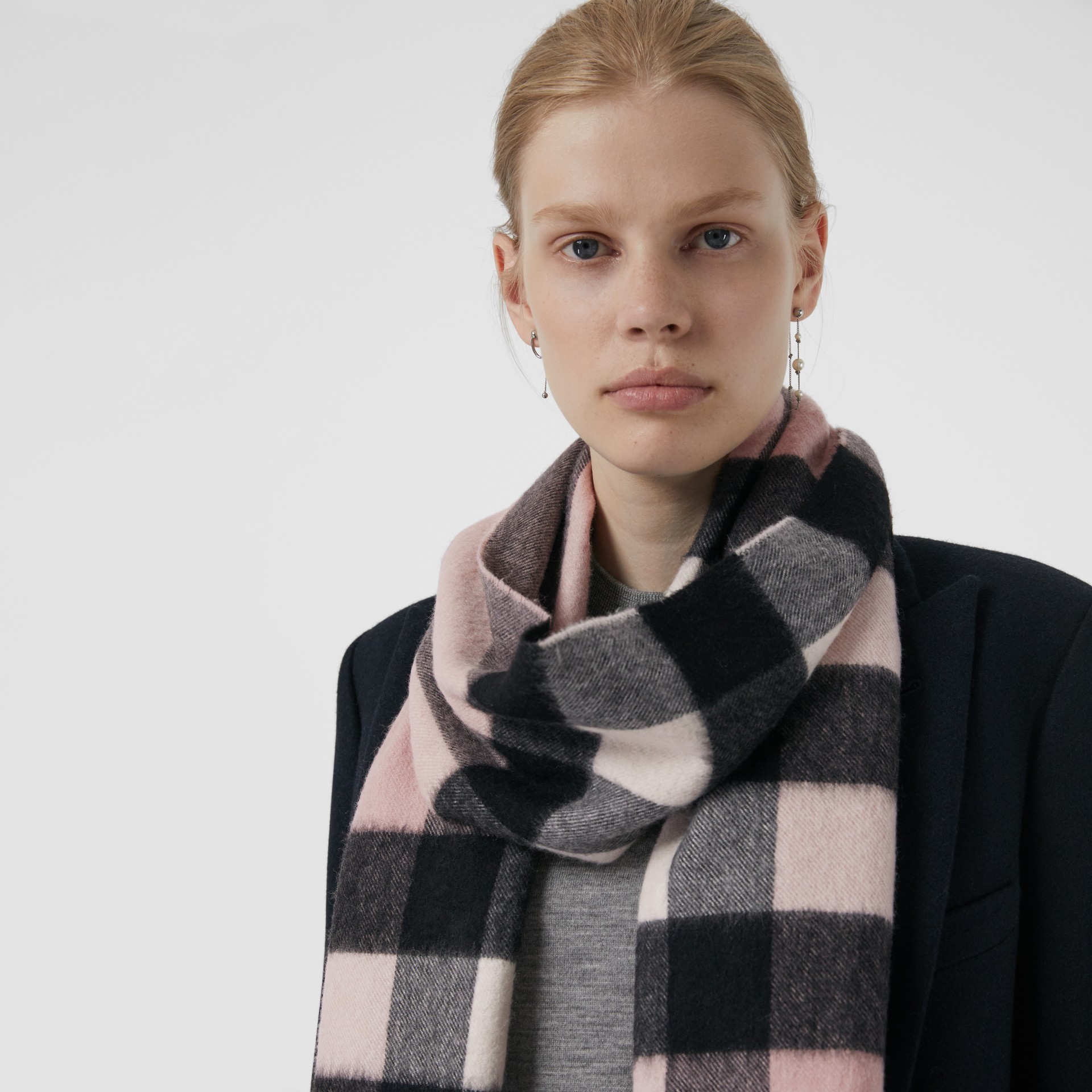 The Large Classic Cashmere Scarf in Check in Ash Rose | Burberry United ...