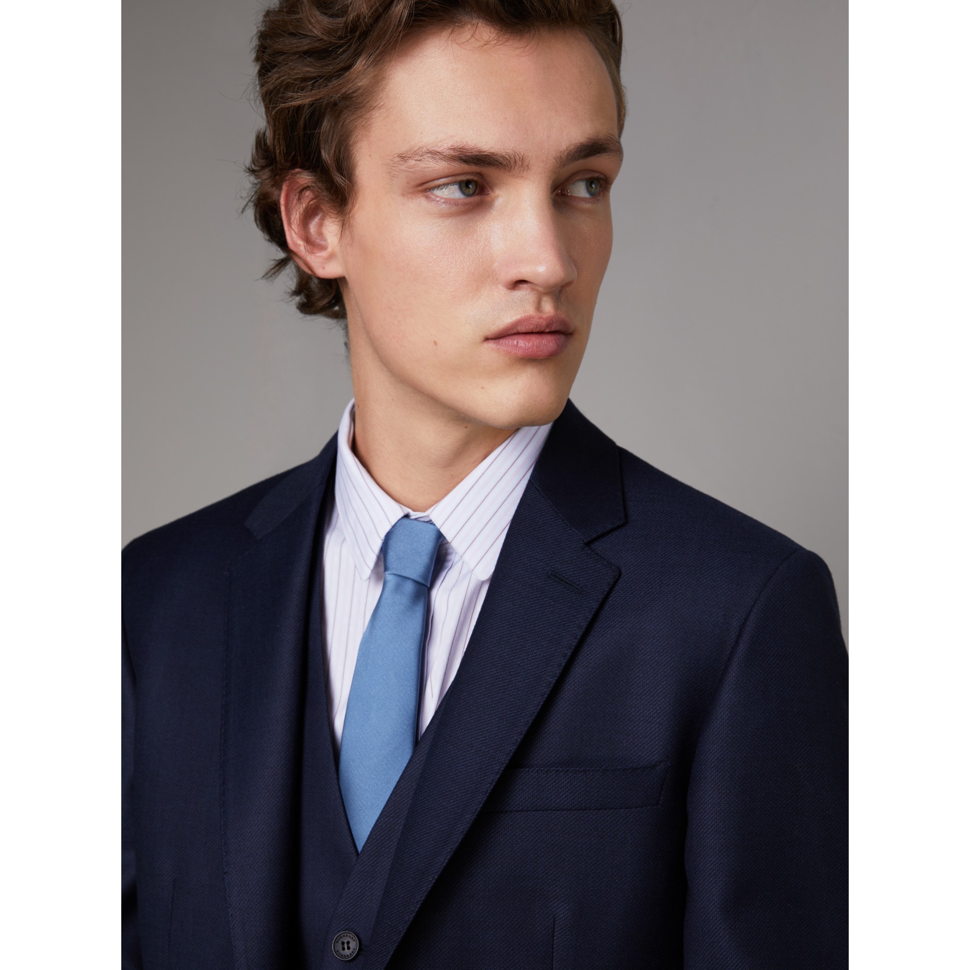 Slim Fit Travel Tailoring Wool Threepiece Suit in Navy Men