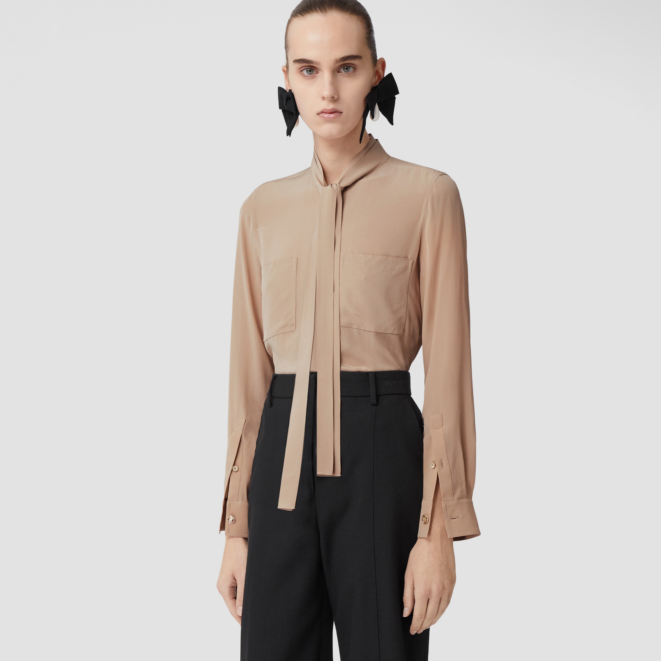 Blusa en crepé de china de seda con lazada al cuello (Capuchino) - Mujer | Burberry® oficial - 1