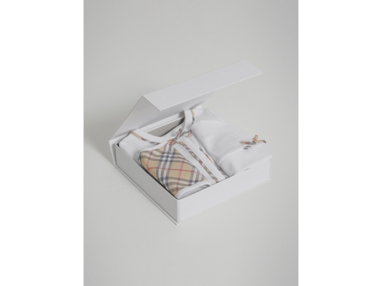 Check Cotton Threepiece Baby Gift Set in White Girl Burberry