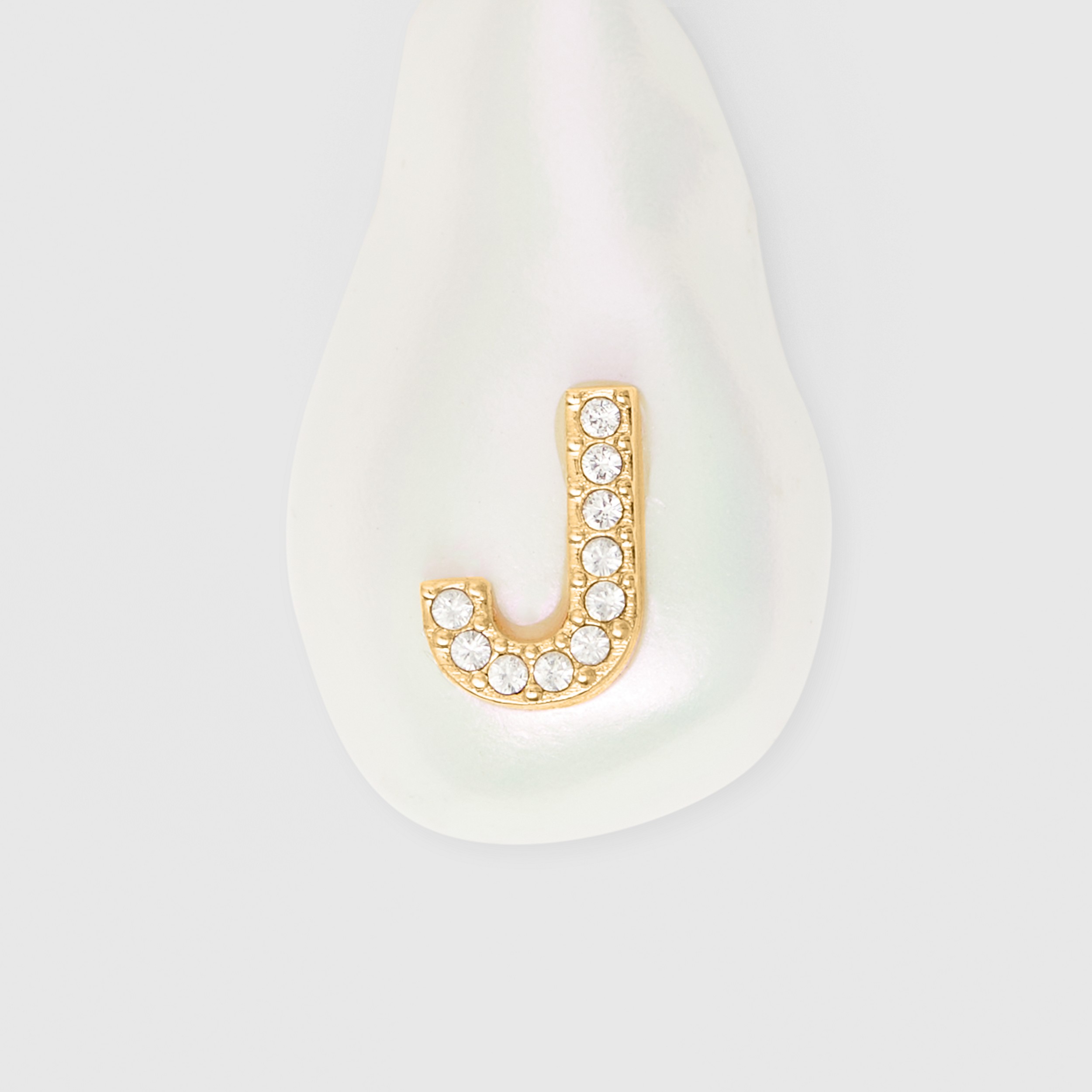 Lettre bijou  J  en perle en résine avec cristaux – exclusivité en ligne (Or Clair/nacre) - Femme | Site officiel Burberry® - 2