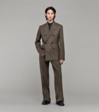 Modelo que luce chaqueta de botonadura doble y pantalones de vestir con raya diplomática en tonos coal y fig