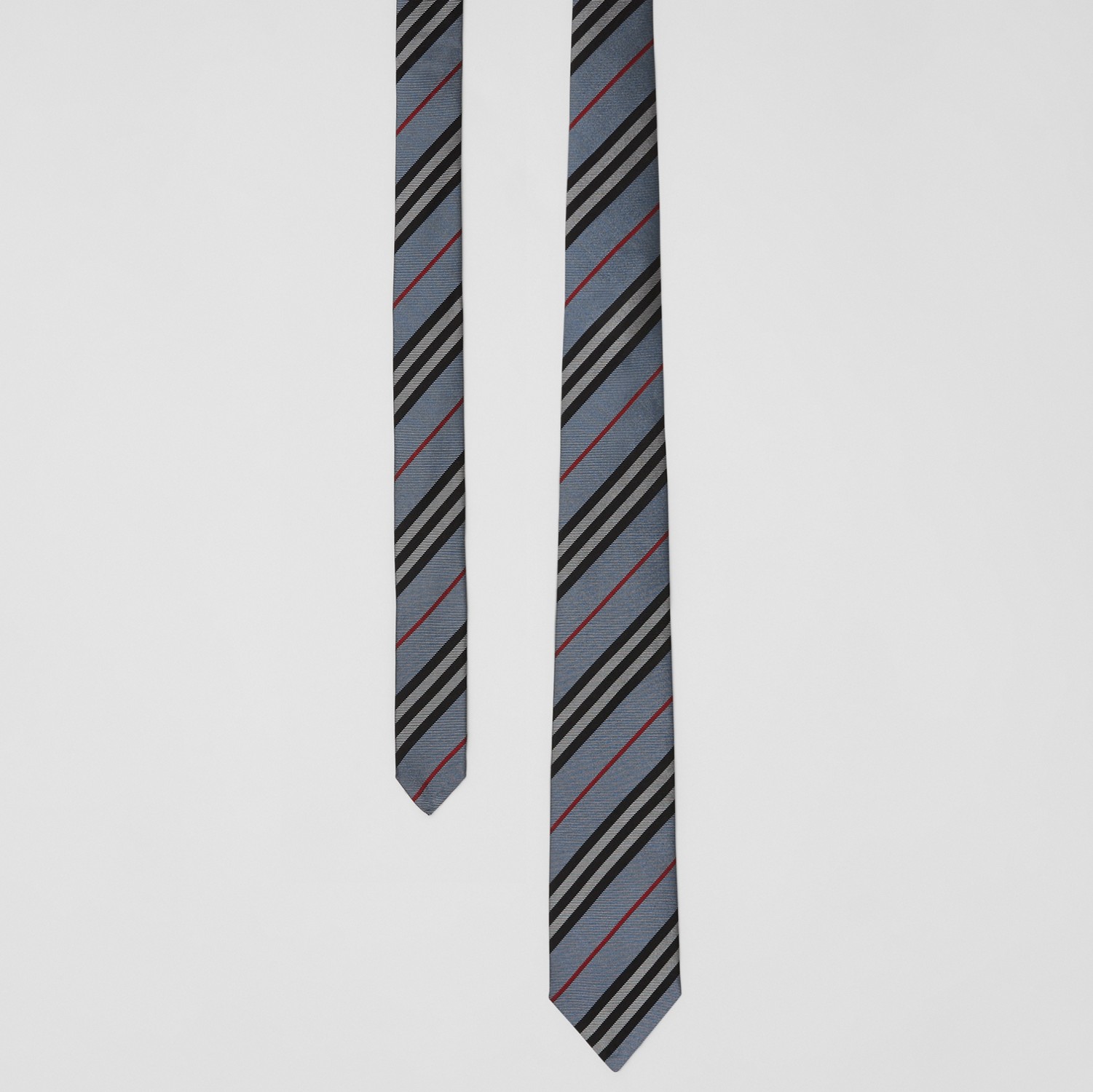 Corbata de pala clásica en seda a rayas Icon Stripe