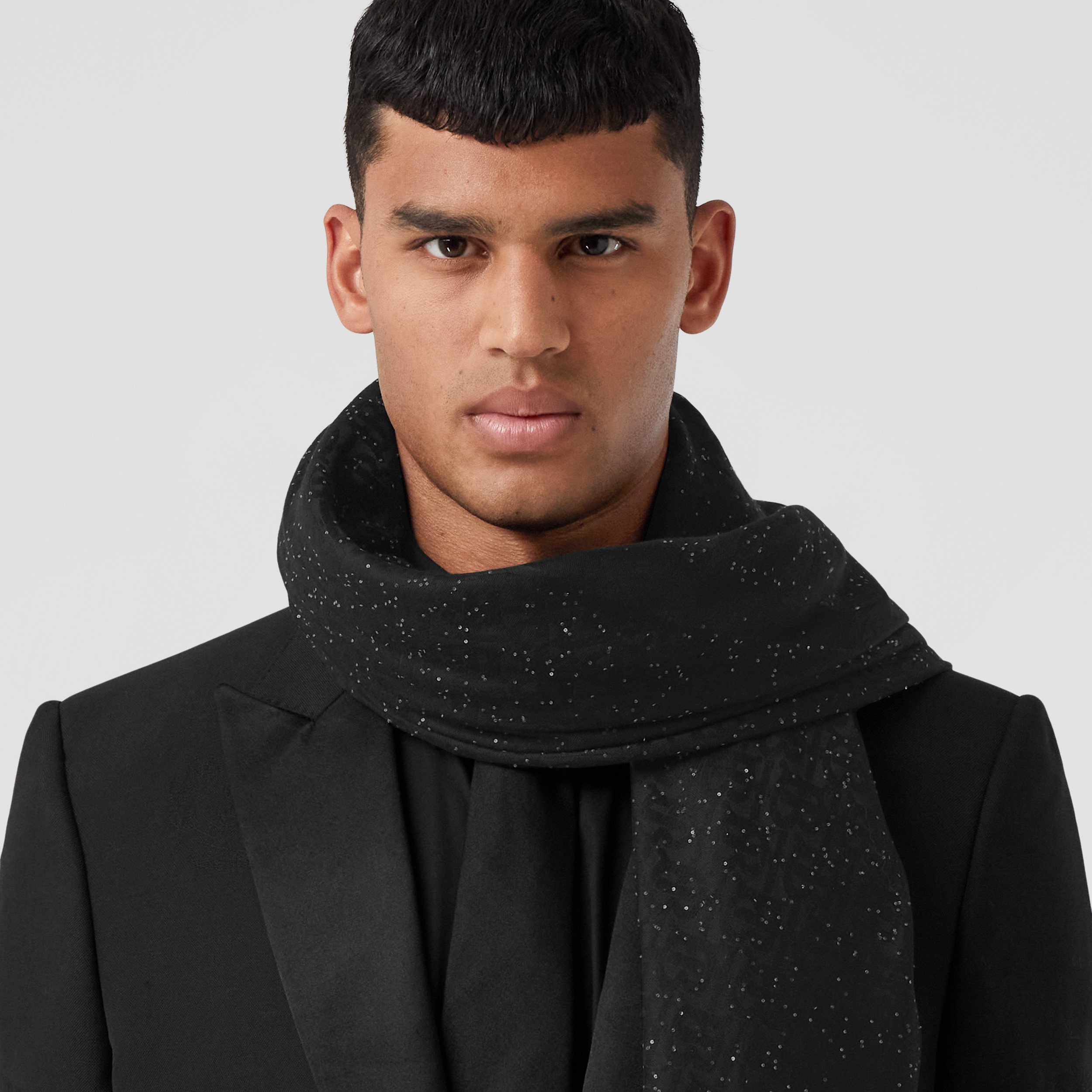 Pañuelo en seda y lana con monogramas y lentejuelas (Negro) | Burberry® oficial - 4
