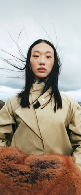 Campagne Hiver 2023 avec un mannequin vêtu d'un trench-coat