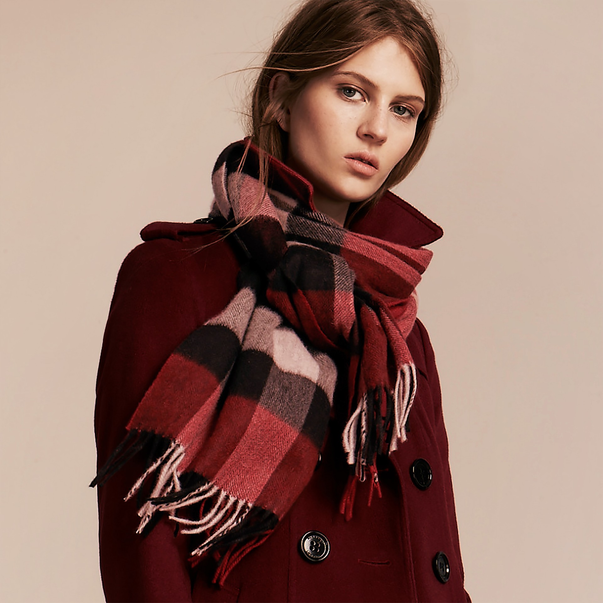 The Large Classic Cashmere Scarf in Check in Parade Red | Burberry ...