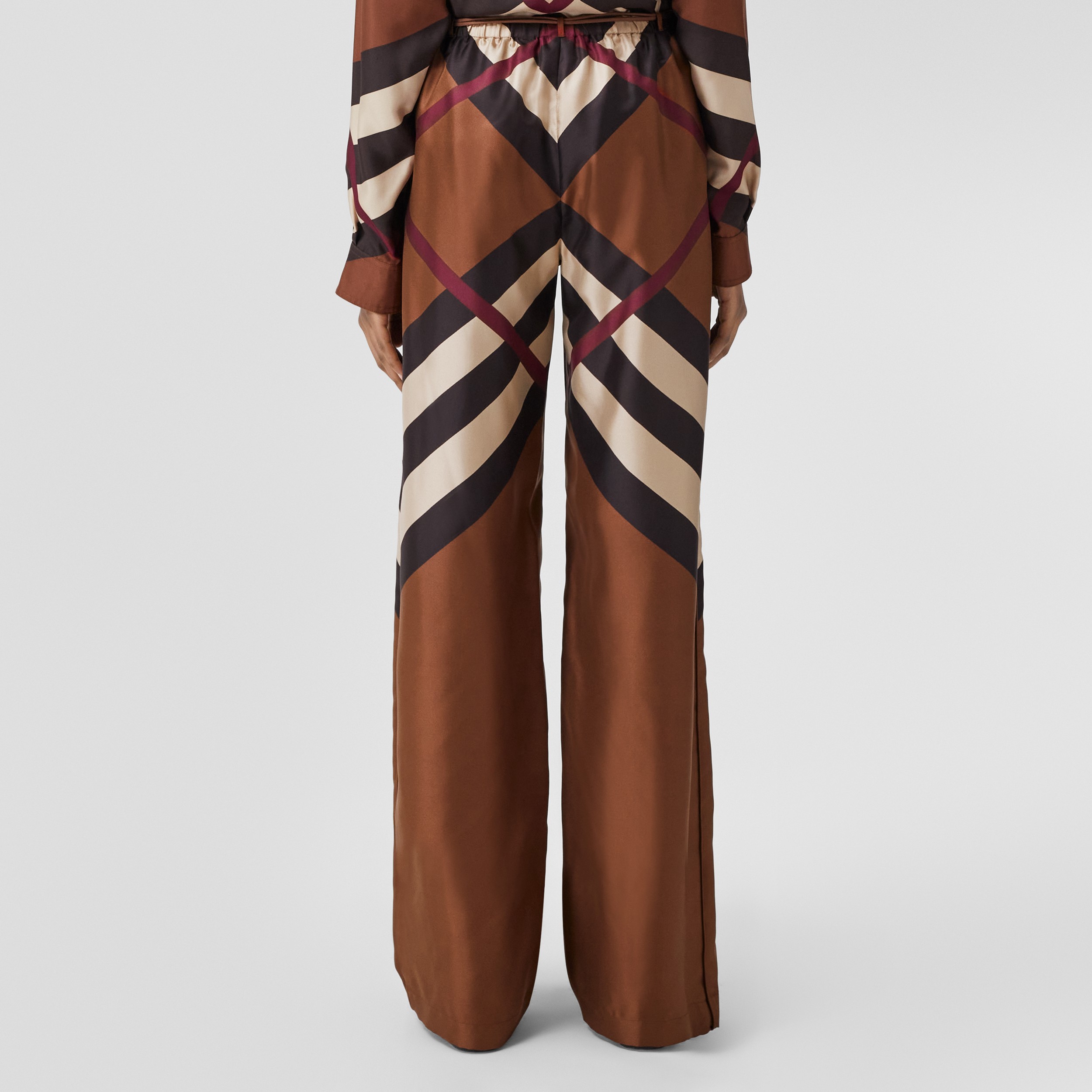 Calças estilo pantalona de seda com estampa Chevron Check (Marrom Bétula Escuro) - Mulheres | Burberry® oficial - 3