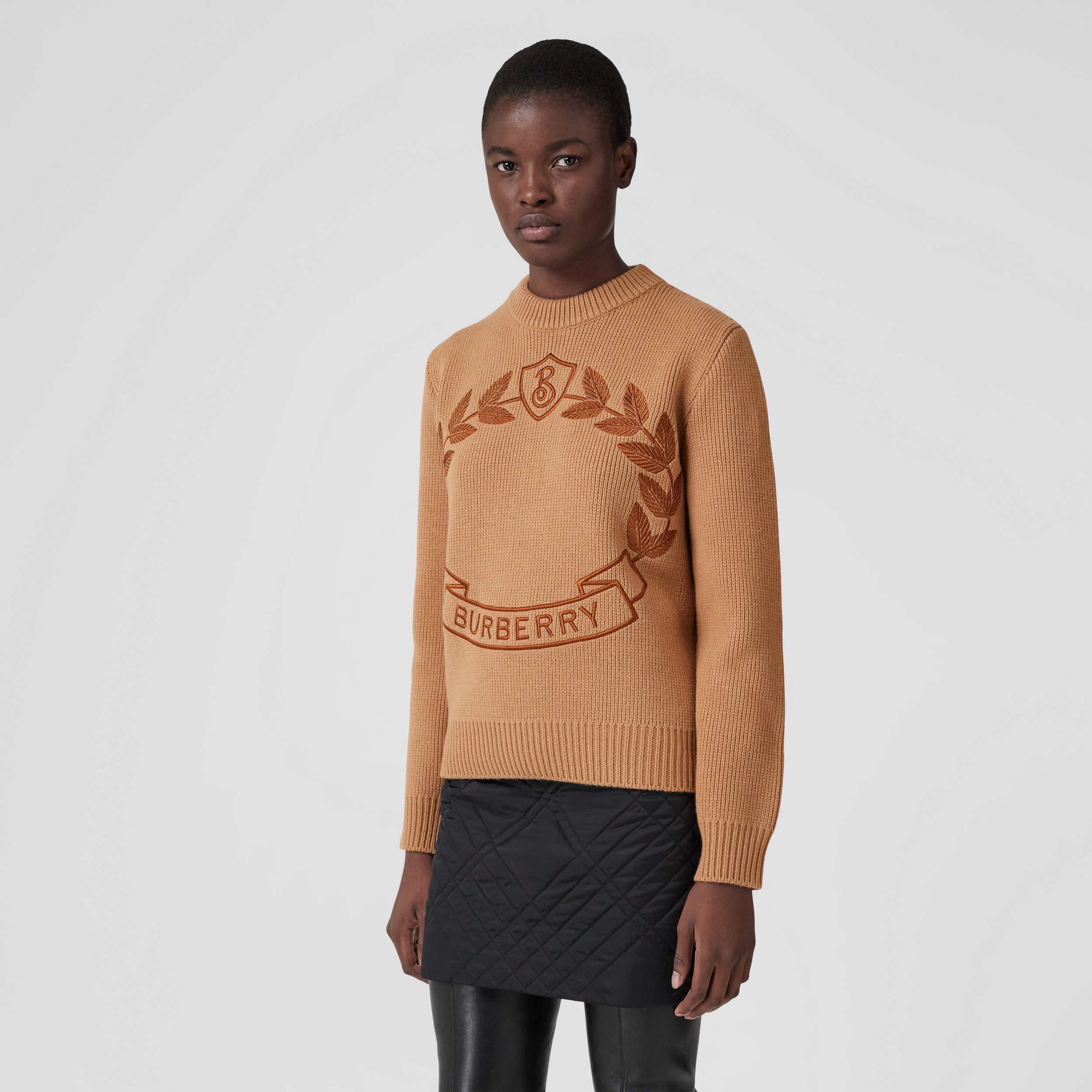 Suéter de lã e cashmere com emblema de folha de carvalho (Fulvo Quente) - Mulheres | Burberry® oficial - 1