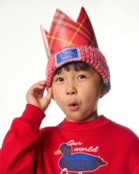 Mannequin enfant portant un bonnet et un sweat-shirt Burberry en rouge.