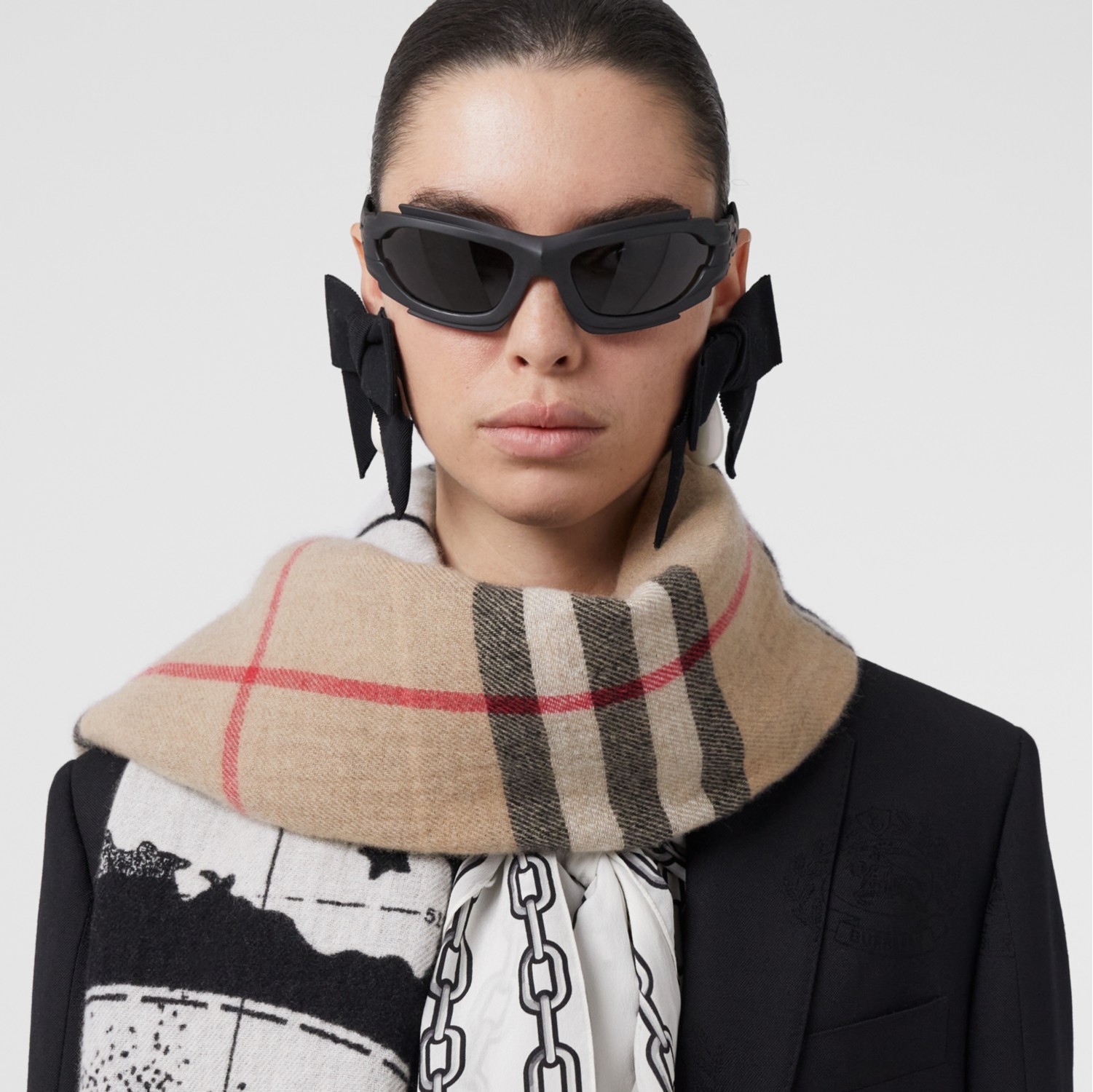 cachecol-de-cashmere-em-check-com-estampa-de-cisnes-bege-cl-ssico-bege