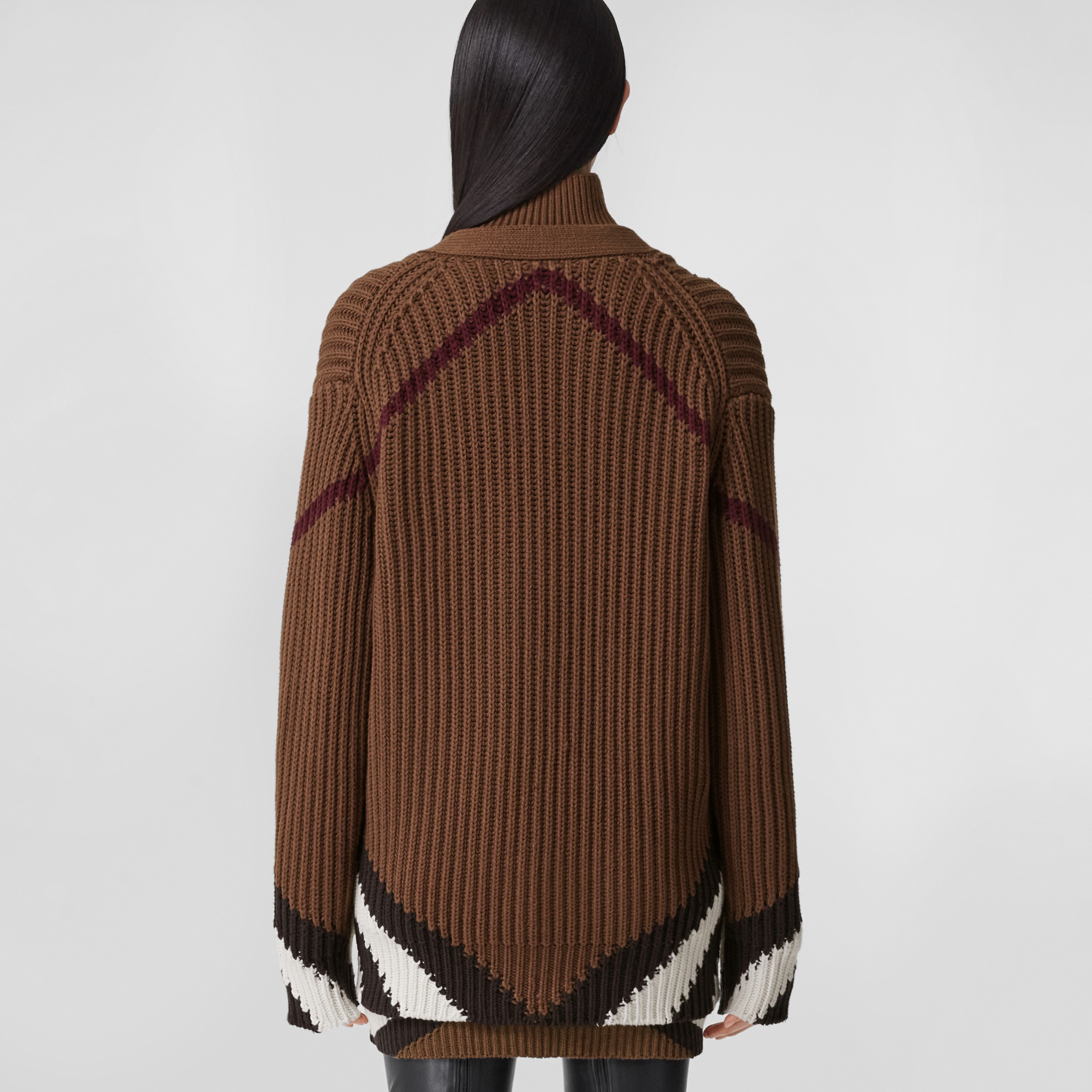 Cárdigan en cachemir y algodón Check estilo zigzag (Marrón Abedul Oscuro) - Mujer | Burberry® oficial - 3