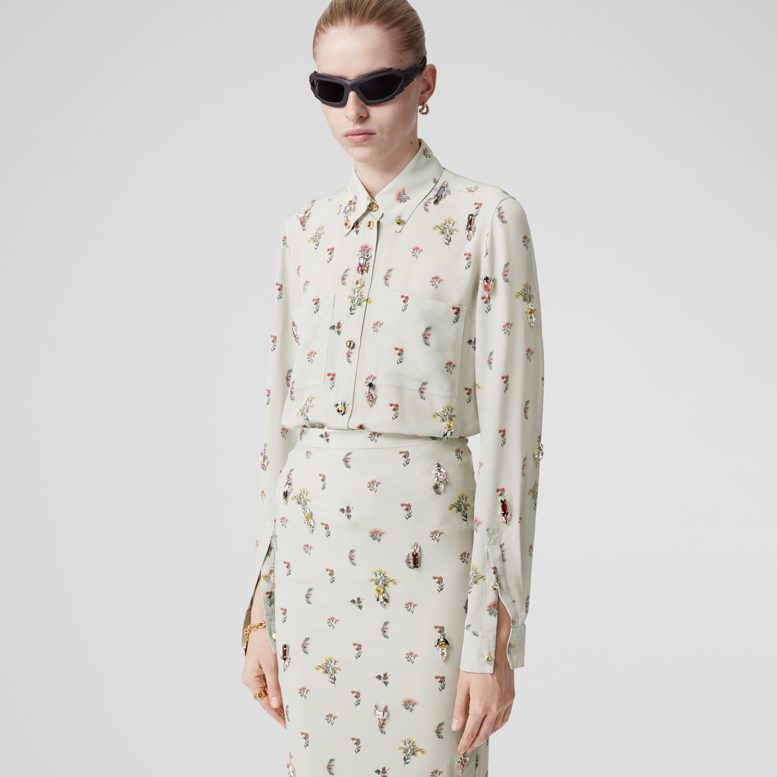 Camisa de crepe de chine de seda com estampa floral com cristais (Cinza Pergaminho) - Mulheres | Burberry® oficial - 4