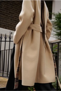 Foto da parte de trás de um trench coat Hillgate de cashmere longo