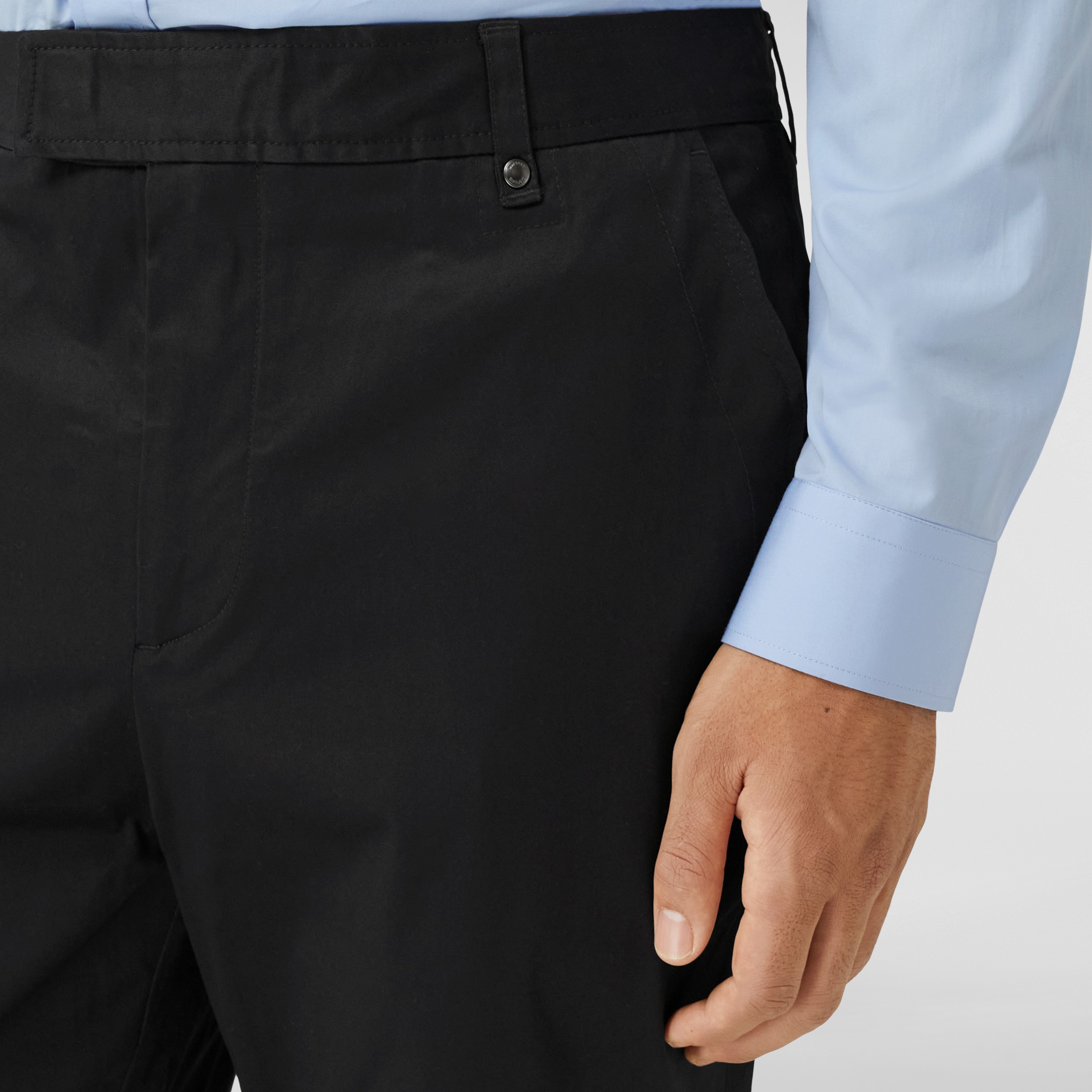 Pantalones chinos entallados en algodón elástico con monograma (Negro) | Burberry® oficial - 2