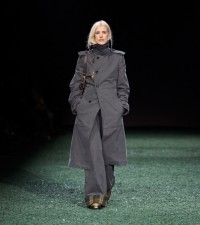 Model in grünem Trenchcoat und Hose mit Karomuster