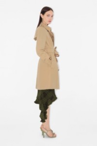 Uma mulher usando um trench coat Heritage Chelsea médio 