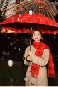 Jingyi in einem Burberry-Trenchcoat