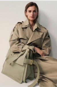 Modelo de Burberry con un trench coat y un bolso tote Trench.