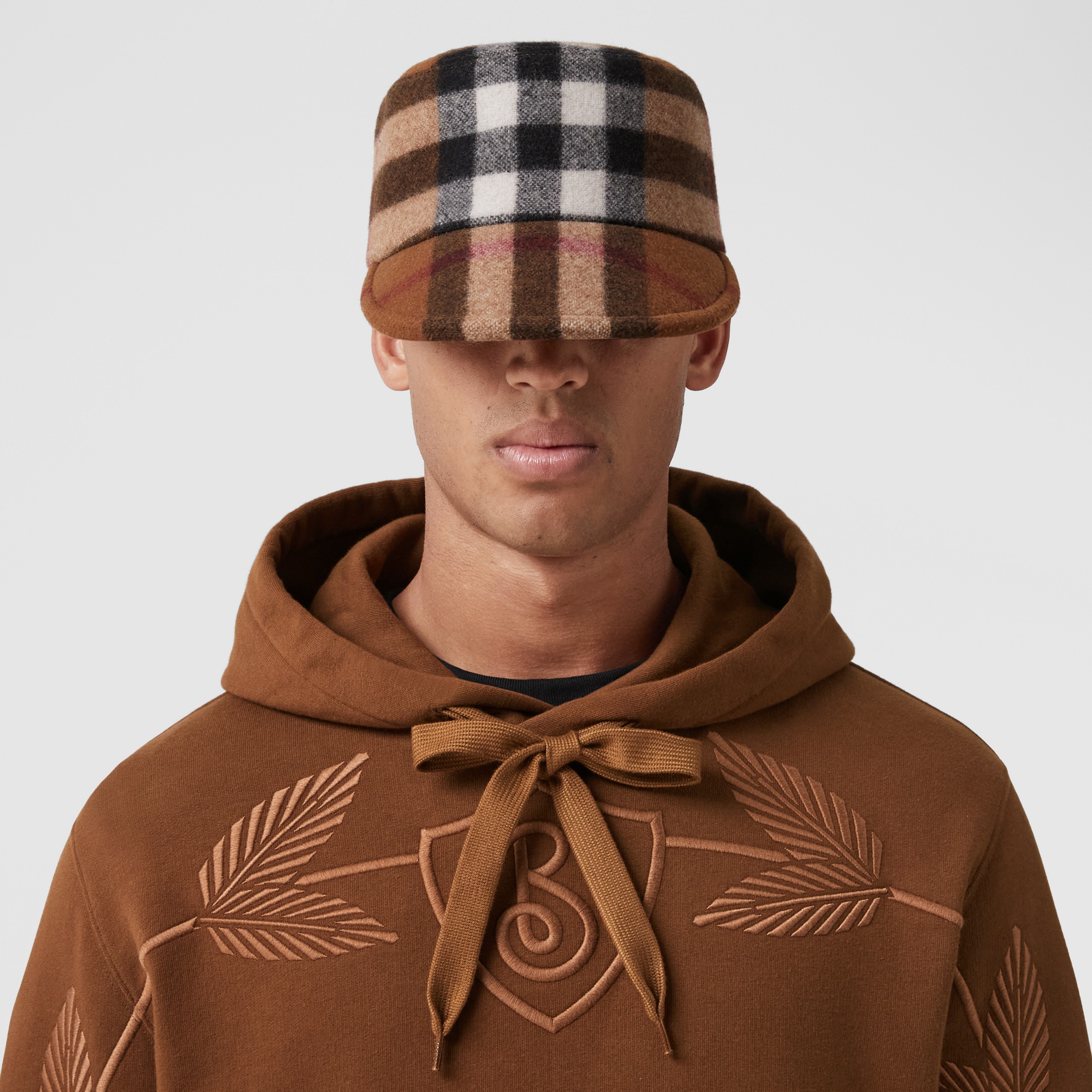 Hoodie en coton avec écusson feuille de chêne brodé (Bouleau Brun Sombre) - Homme | Site officiel Burberry® - 2
