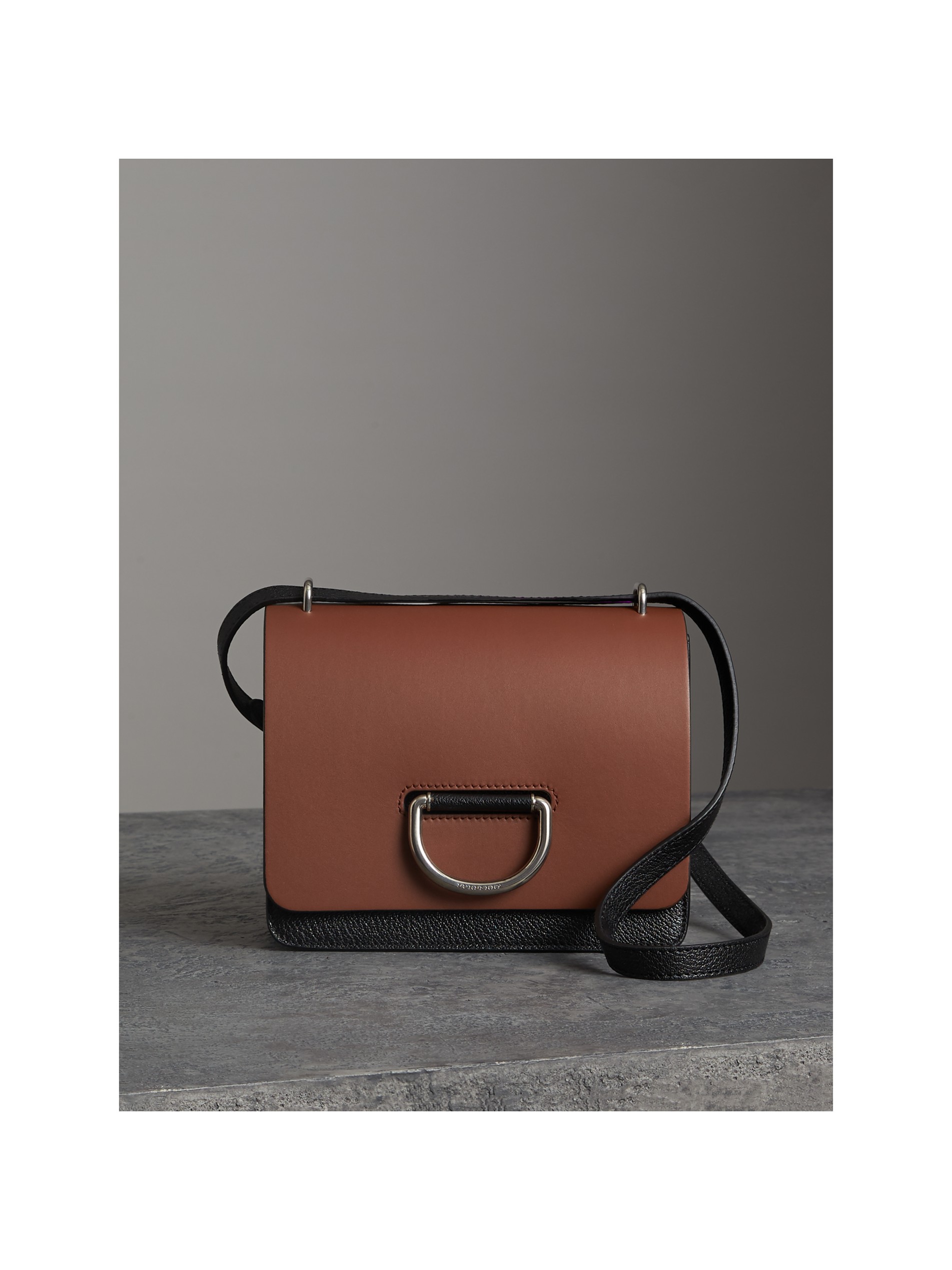 棕褐色 / 黑色 小号皮革 d 型环包 产品图片01