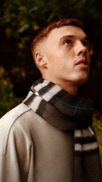 Cole Palmer usando um cachecol de cashmere Burberry