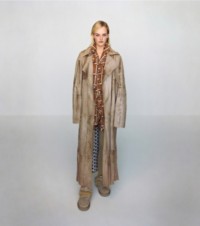 Model in Lammfell-Trenchcoat gestylt mit Pyjama-Oberteil mit Bus-Print