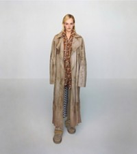 Mannequin portant un trench en shearling et une chemise pyjama à imprimé bus