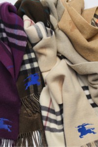 Foto de cachecóis de cashmere da Burberry colocados lado a lado 