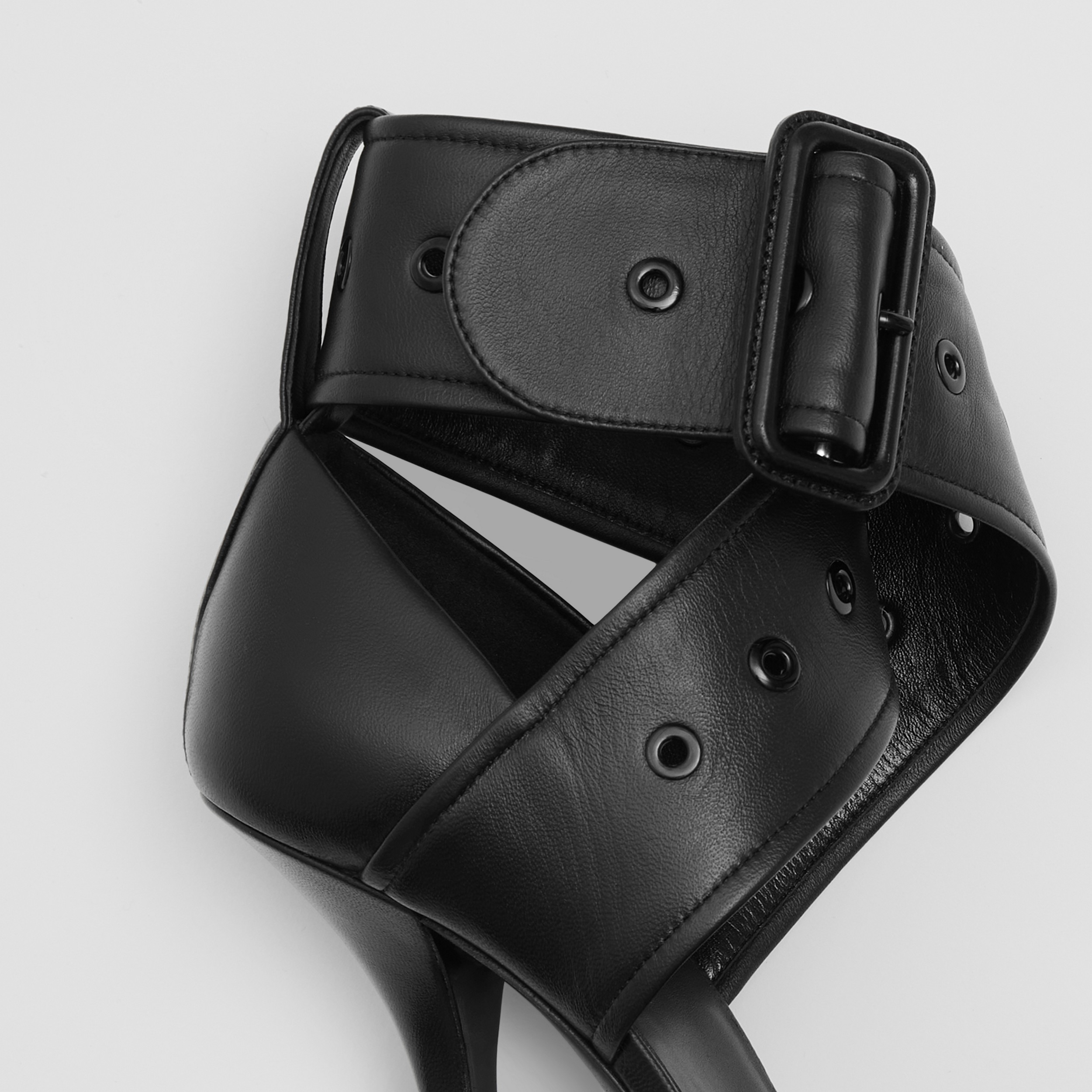 Zapatos de tacón en piel con puntera en pico y correa (Negro) | Burberry® oficial - 2