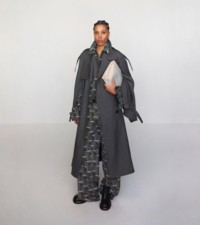 Model in Trenchcoat und Pullover mit Reißverschlussdetail