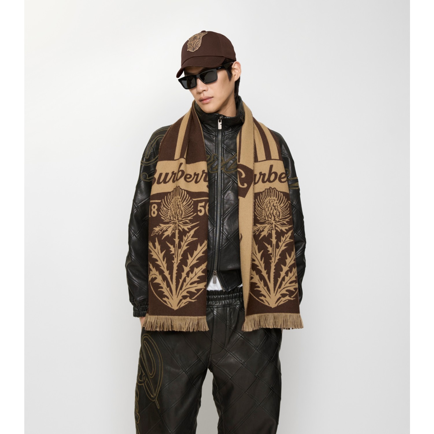 Wollschal mit Distelwappen