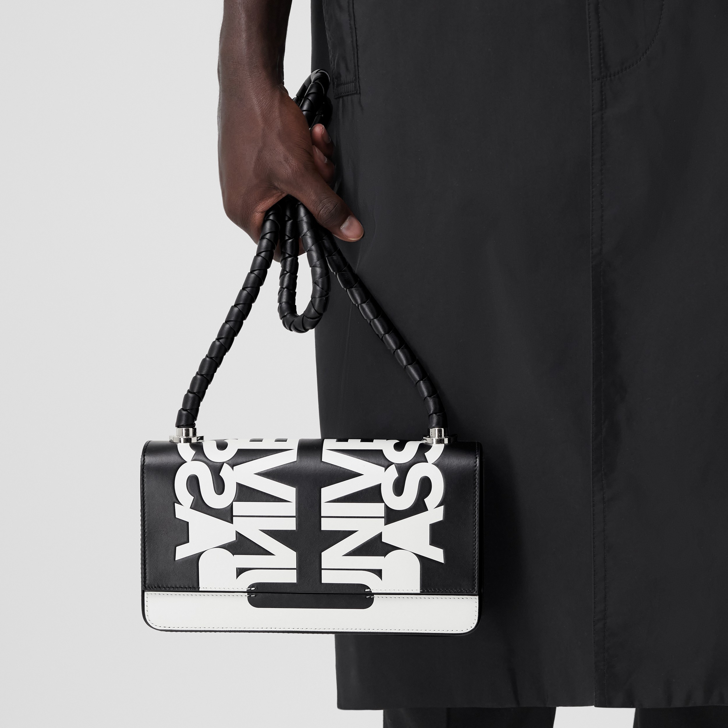 Crossbody-Tasche aus Leder mit Slogan-Aufdruck (Schwarz/weiß) | Burberry® - 3