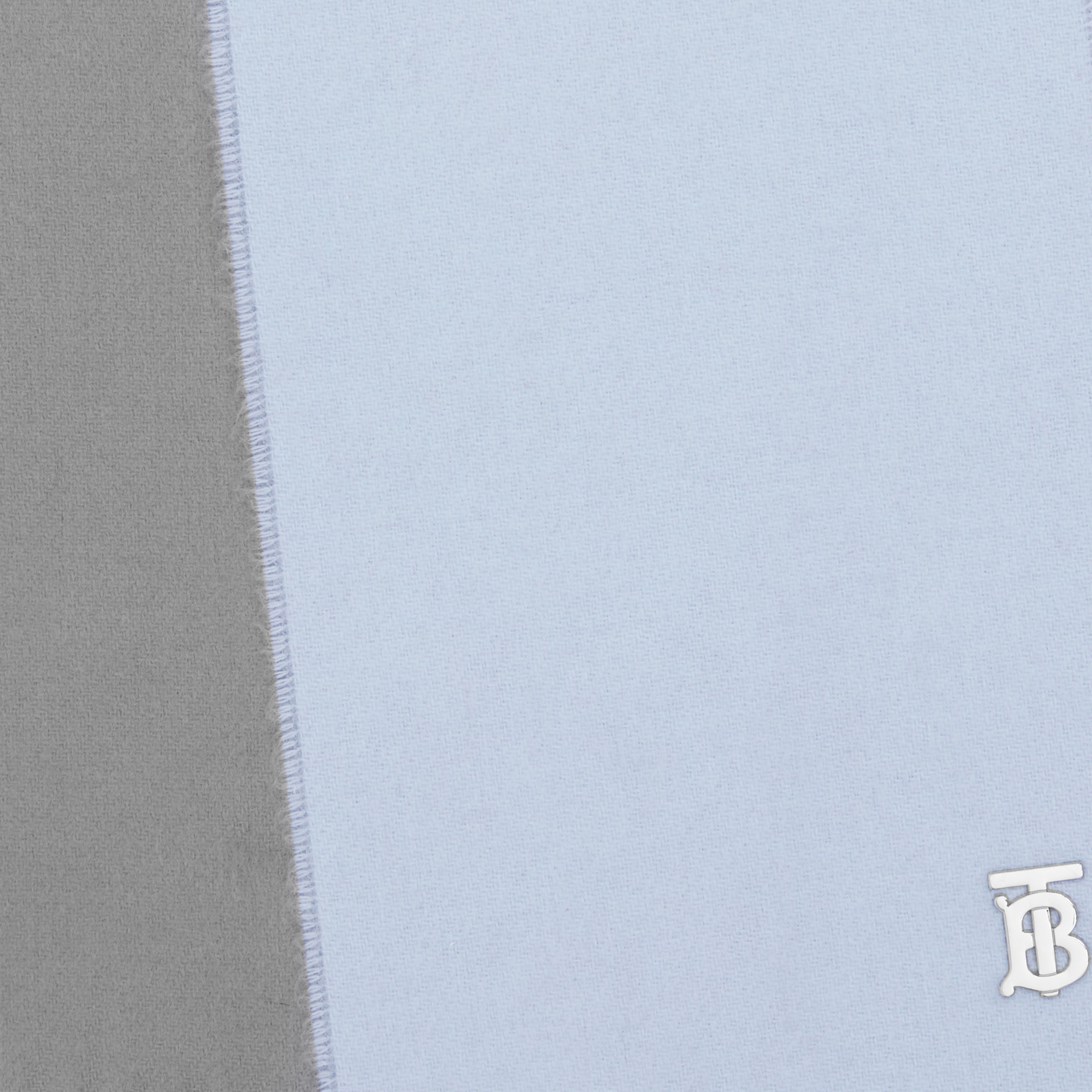 Cachecol dupla face de cashmere com monograma (Azul-claro/cinza-claro) | Burberry® oficial - 2