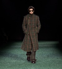Modelo usando trench coat de lona e algodão com estampa xadrez Burberry Check na cor Tor