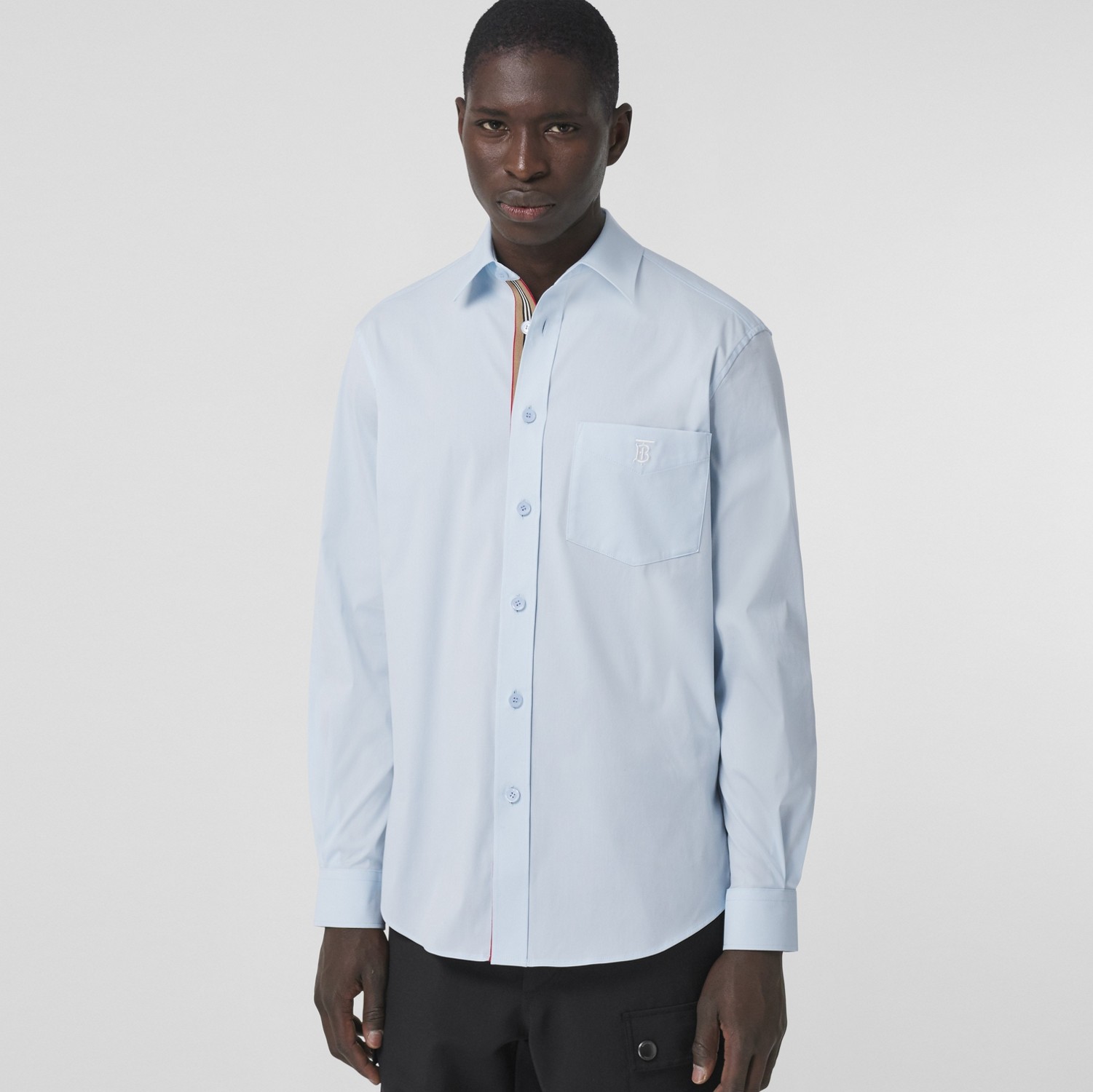 Camisa en mezcla elástica de algodón con monograma (Azul Pálido) - Hombre | Burberry® oficial