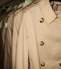 Trench coats Burberry de cor areia