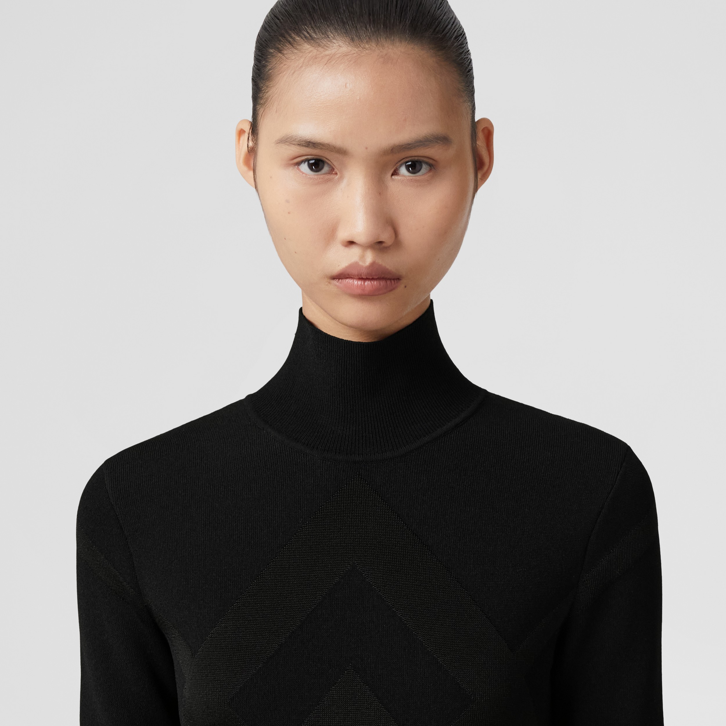 Camiseta de cuello alto con cuadros estilo zigzag (Negro) - Mujer | Burberry® oficial - 2
