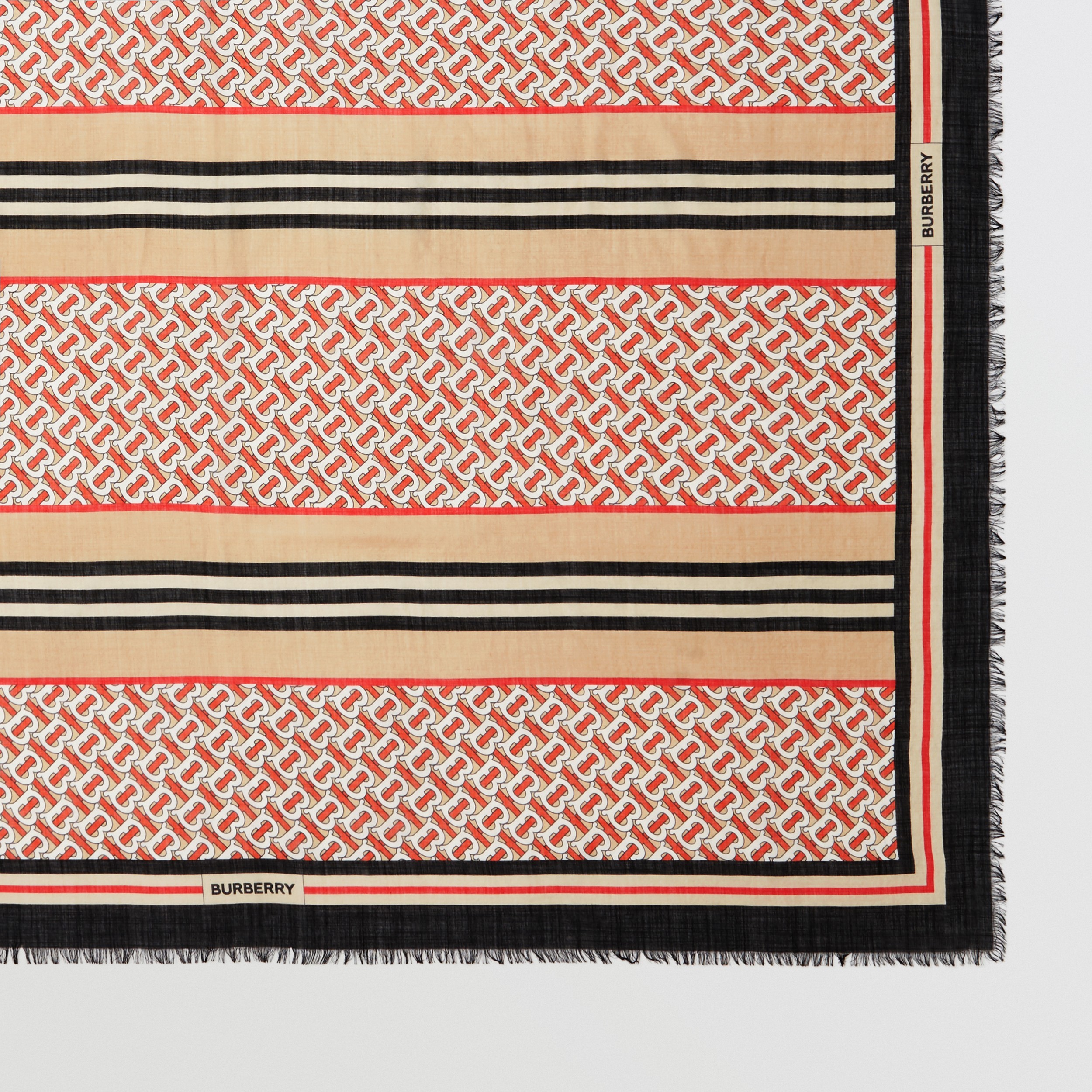 Pañuelo cuadrado grande en lana y seda con collage (Bermellón) | Burberry® oficial - 3