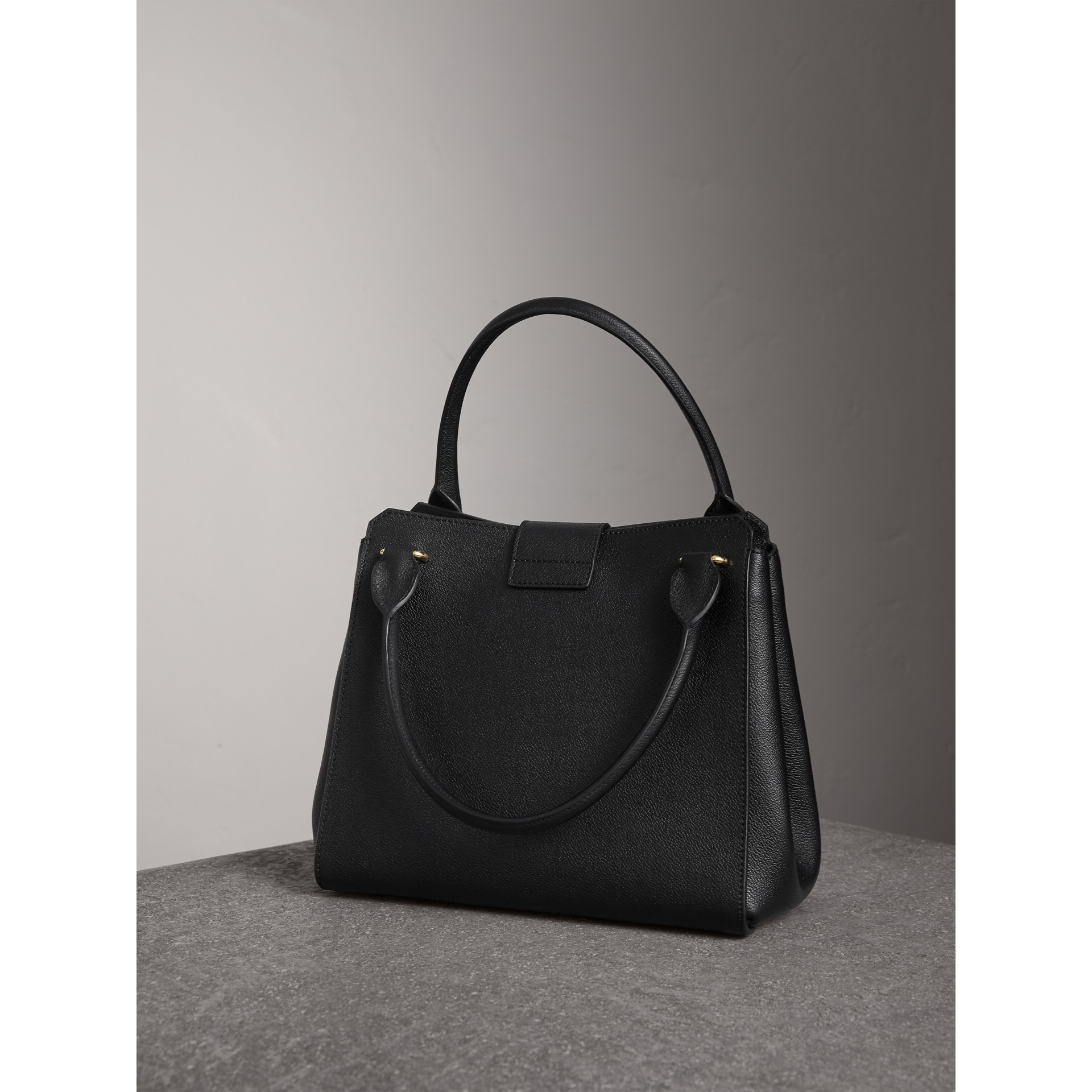 The Medium Buckle Tote in Grainy Leather in Black Women Burberry