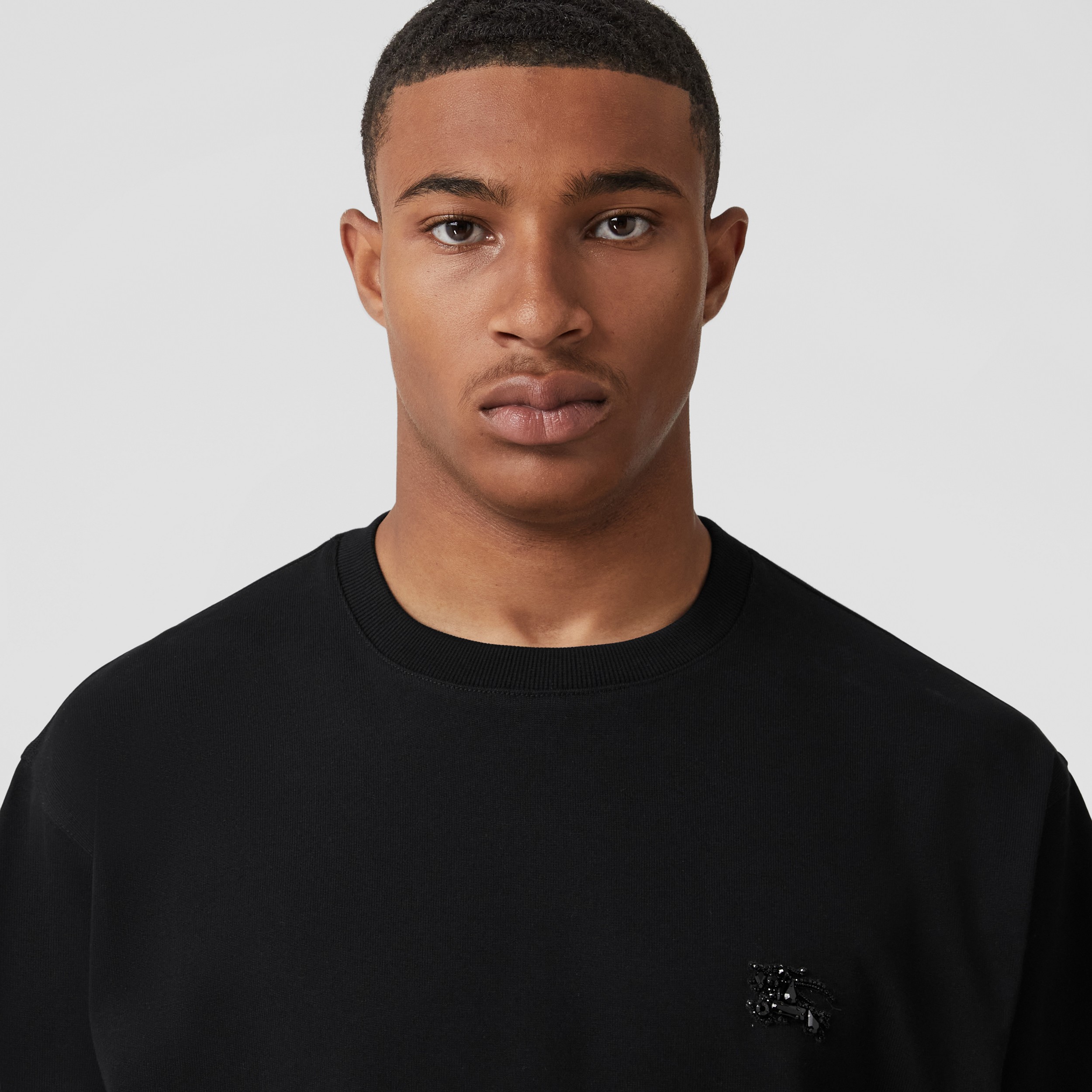 T-shirt en jersey de coton avec emblème du Cavalier en cristaux (Noir) - Homme | Site officiel Burberry® - 2