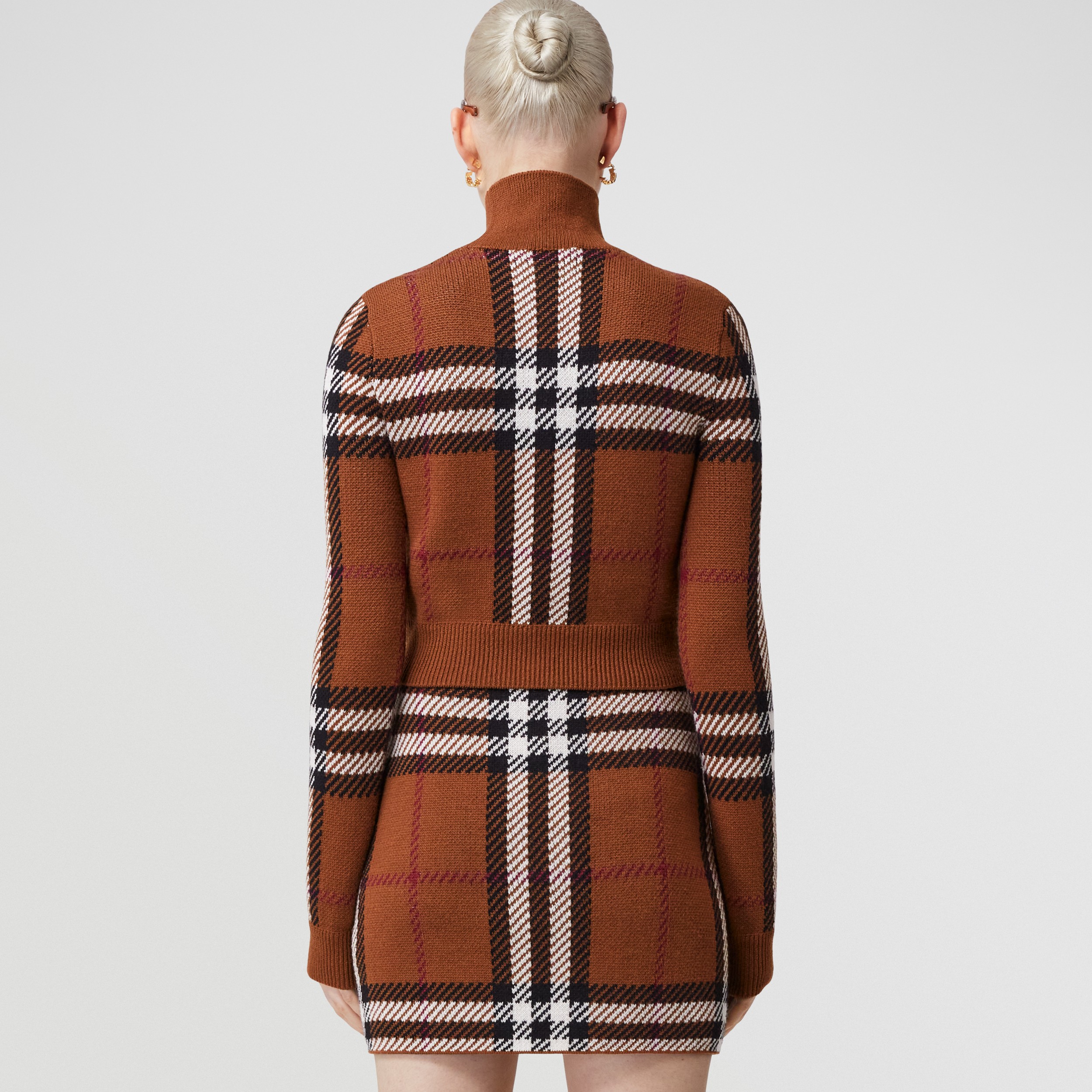 Pullover cropped in lana con motivo tartan in jacquard (Marrone Betulla Scuro) - Donna | Sito ufficiale Burberry® - 3